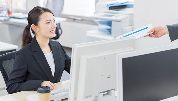 会社に戻って書類作成。情報をわかりやすくまとめます。