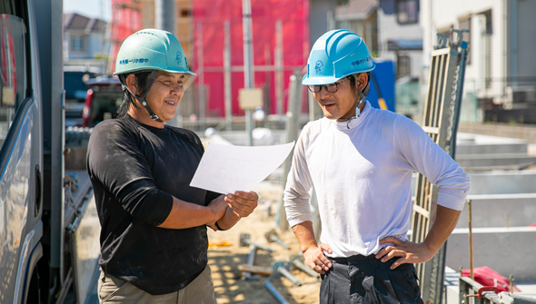 到着後は打合せやご近所への挨拶をし、現場の危険箇所確認をしてから作業を始めます。